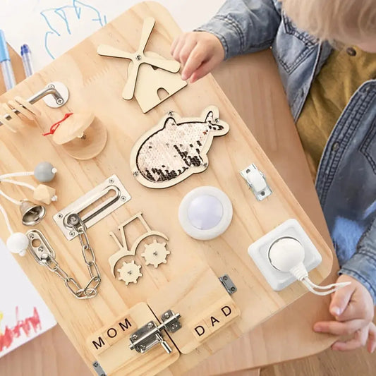 Un enfant joue avec des jouets en bois sur une table.