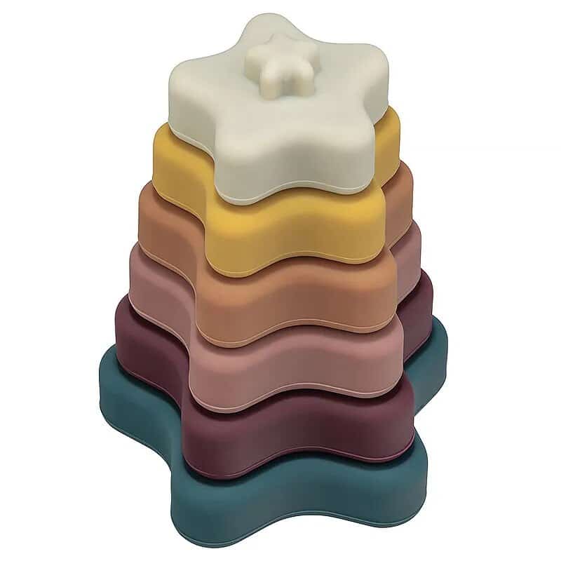 Une pile de jouets empilables colorés sur fond blanc.