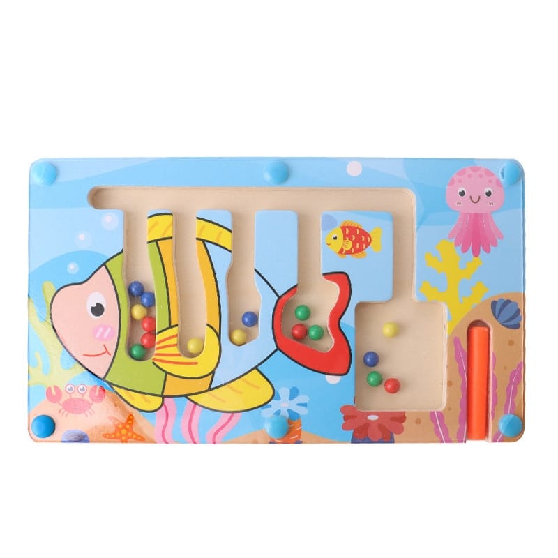 Un Labyrinthe Magnétique en Bois - Puzzle Montessori en bois avec un poisson et des poissons dessus.
