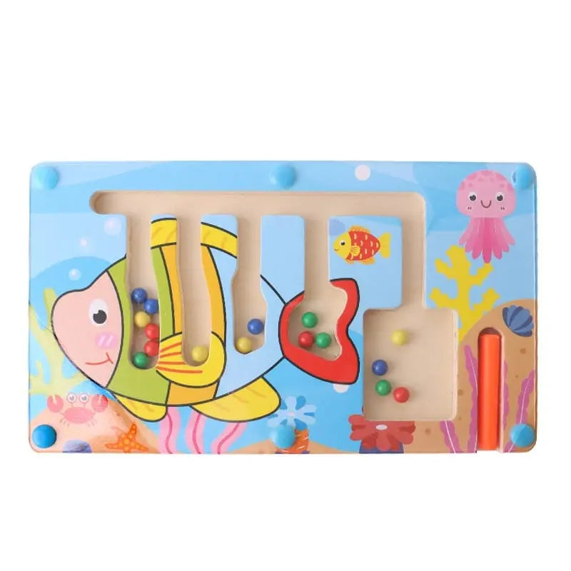 Un Labyrinthe Magnétique en Bois - Puzzle Montessori en bois avec un poisson et des poissons dessus.
