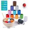 Un ensemble de Jouet en bois Montessori Boule et Tasse de Tri pour trier des boules de différentes couleurs avec des cuillères.