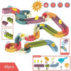 Un ensemble de jouets en plastique colorés avec un soleil dessus, conçu comme Jouet de Bain Tobogan Canard à Ventouse Baignoire.