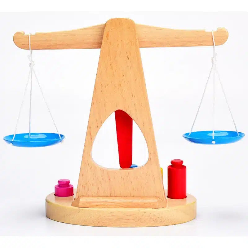 Une Balance Ancienne en Bois avec des couleurs rouge et bleu.