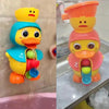 Deux photos d'un Jouet Douche et Bain Canard Mignon avec Ventouse dans une baignoire, parfait pour l'heure du bain.
