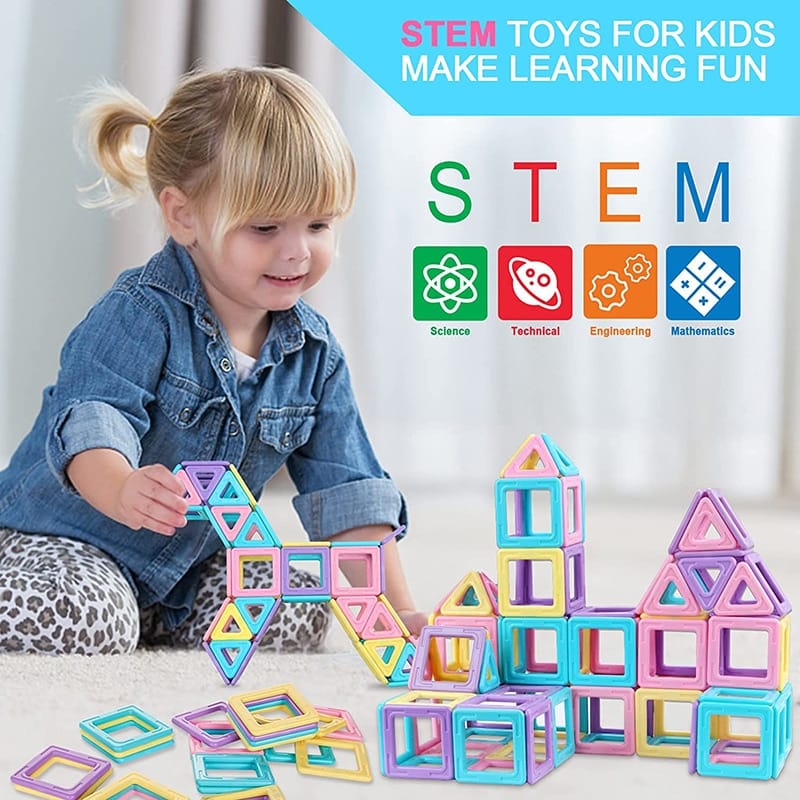 Une petite fille joue avec [Jouet de Construction Magnétique Éducatif].
