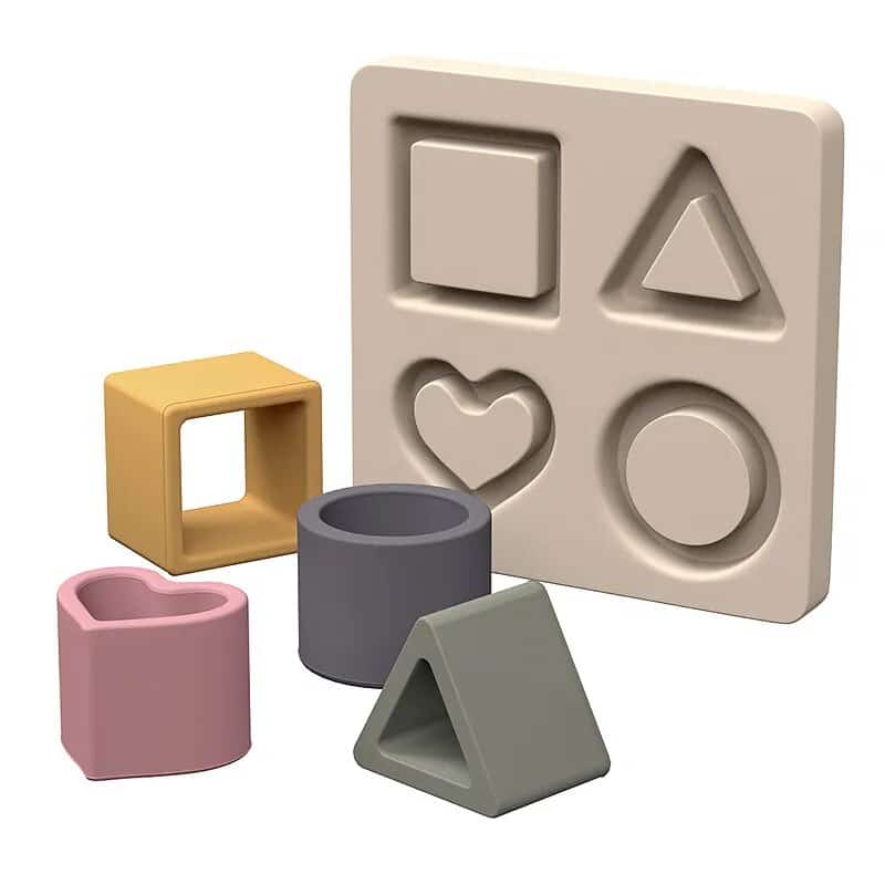 Un ensemble de formes en plastique de différentes couleurs et formes.