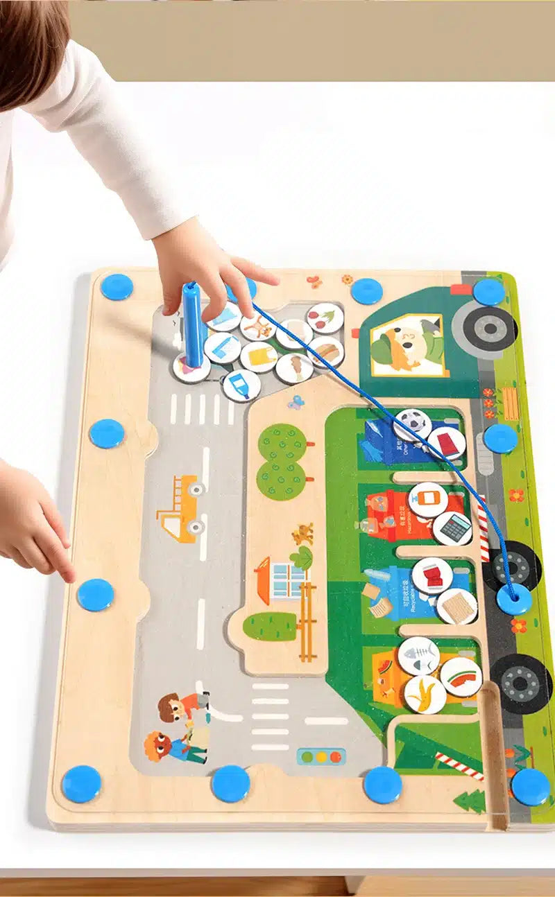 Un enfant joue avec un puzzle en bois sur une table.