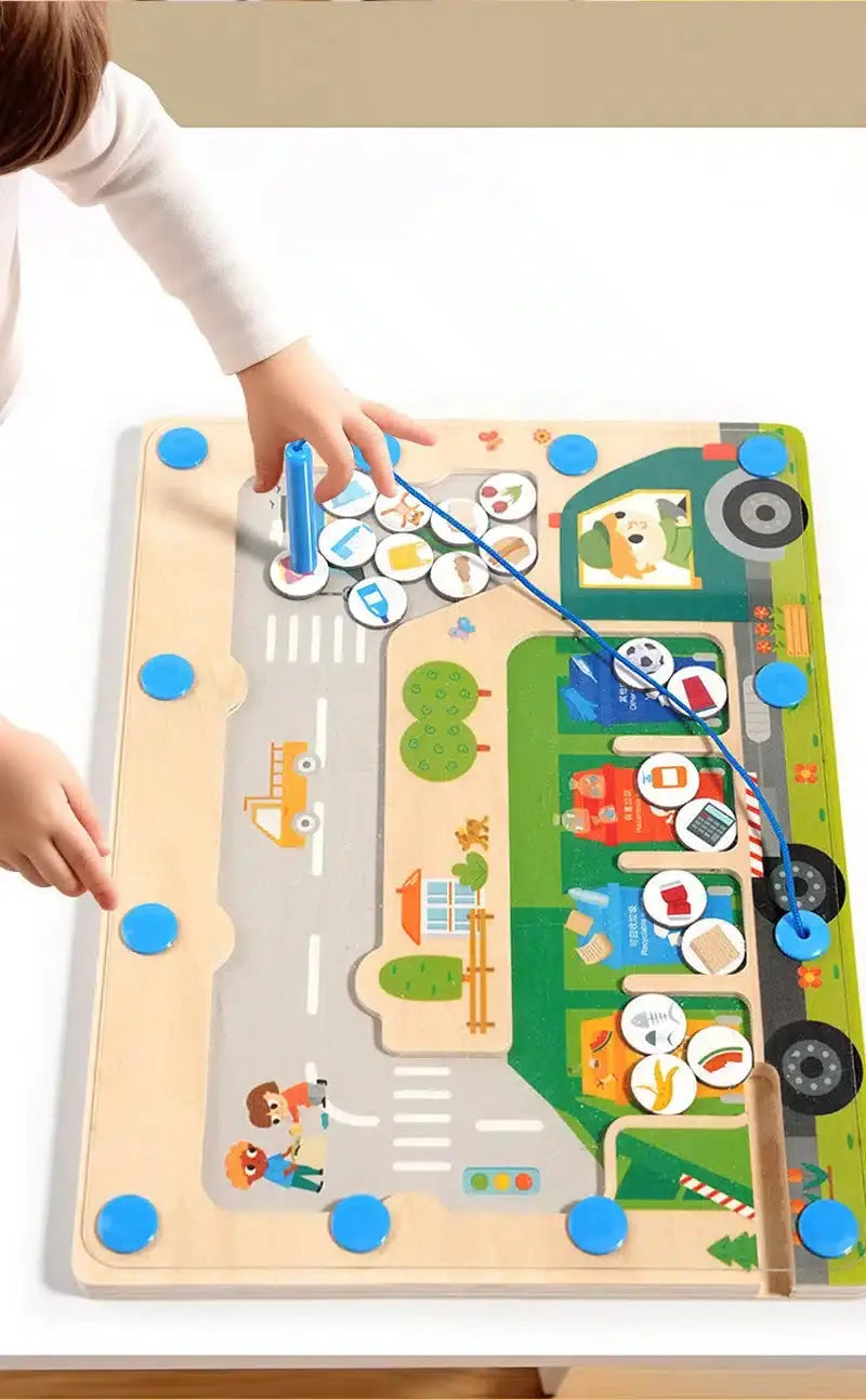 Un enfant joue avec un puzzle en bois sur une table.