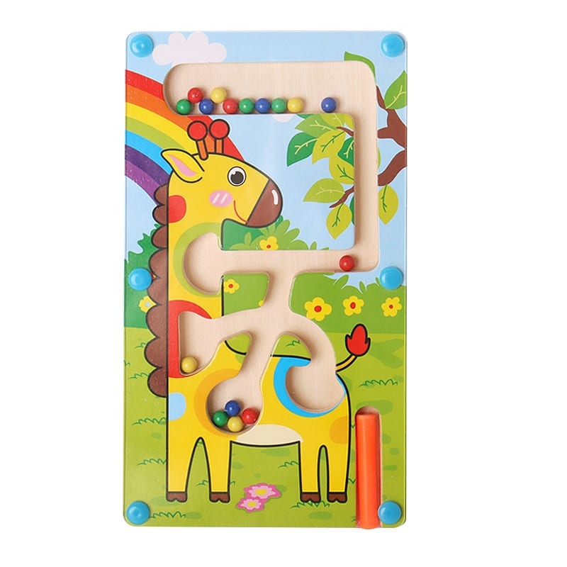 Un jouet en bois avec une girafe dessus.