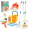 Ce set de ménage pour enfants - Imitation Nettoyage comprend 12 pièces : une serpillière, une brosse, une pelle, un vaporisateur, une éponge, une raclette, un flacon de lessive, un chiffon et un seau. Idéal pour les petits assistants, il est présenté dans un emballage joliment visible.