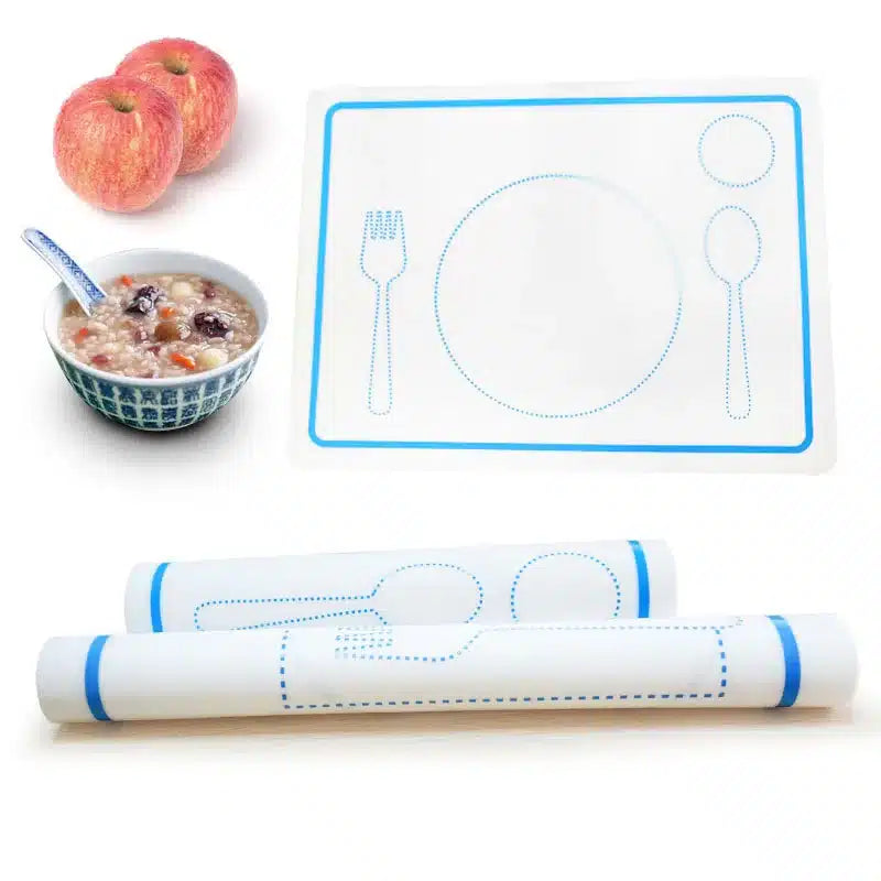 Découvrez le set de table inspiré de Montessori, comprenant des contours d'ustensiles, deux pommes, un bol de céréales et deux sets de table enroulés pour créer une expérience culinaire engageante.