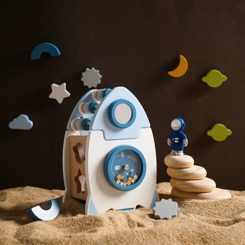 Une fusée jouet en bois dans le sable.