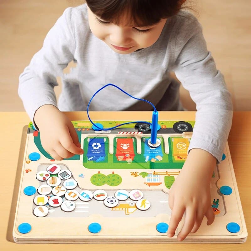 Une petite fille joue avec un puzzle en bois.