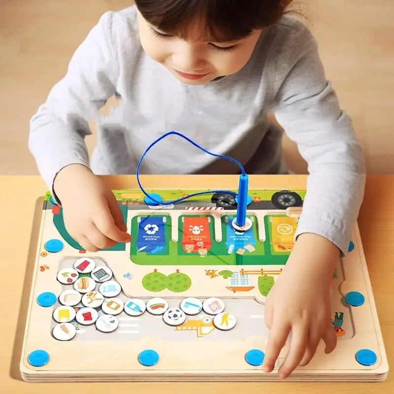 Une petite fille joue avec un puzzle en bois.