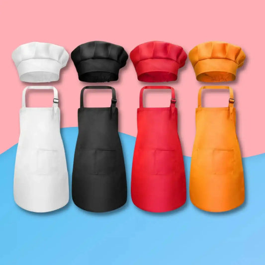 Quatre ensembles Tablier et Toque de Cuisine pour Enfant en blanc, noir, rouge et orange sont disposés en ligne sur un fond rose et bleu.