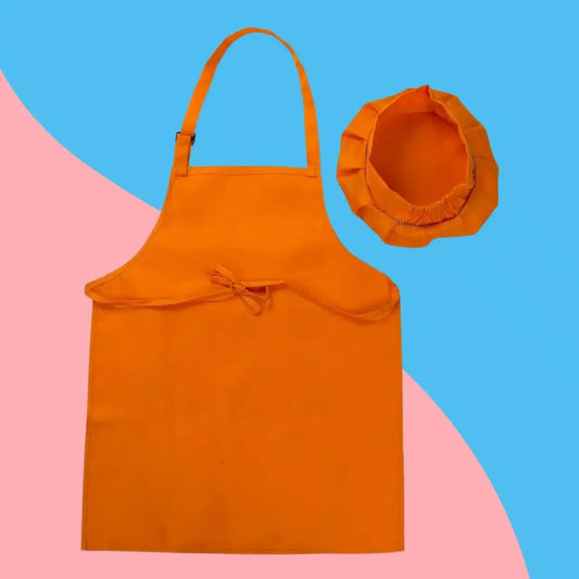 Les Tablier et Toque de Cuisine pour Enfant en orange vif sont présentés sur un fond bleu et rose éclatant.