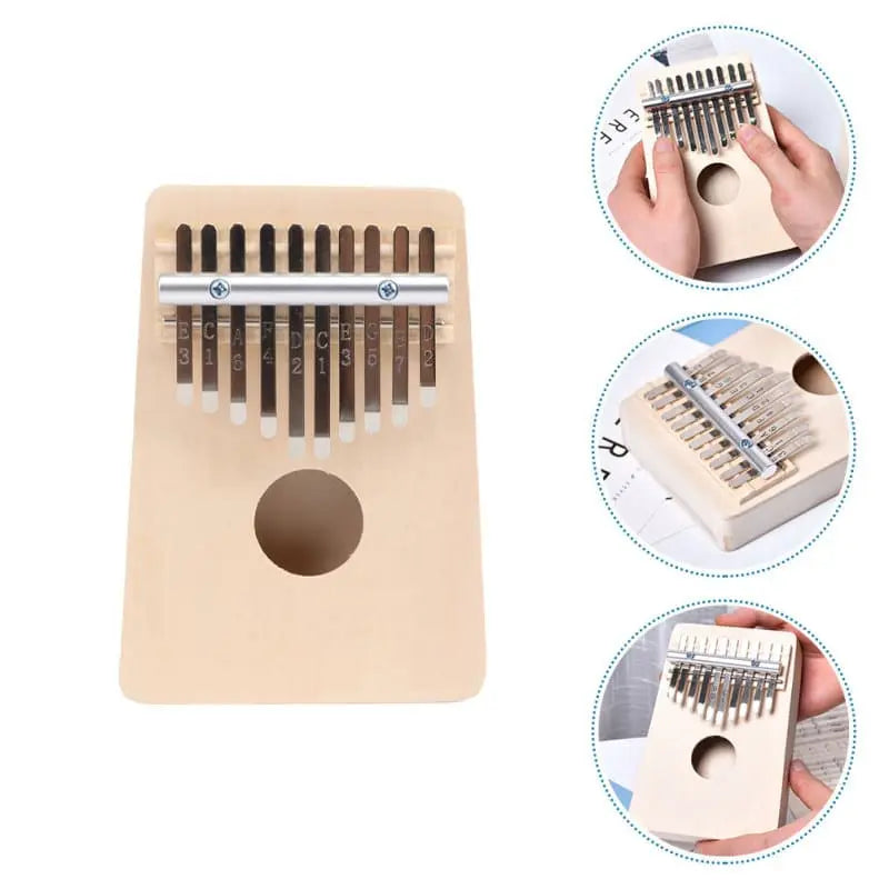 Un kalimba en bois avec 10 lames en métal est présenté, à côté de trois inserts circulaires représentant des mains tenant, jouant et accordant l'instrument.