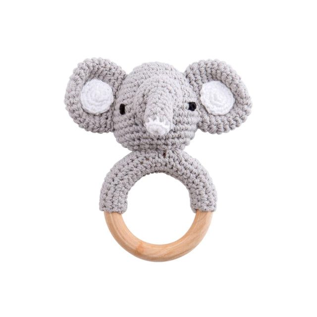 Les Anneaux de dentition Animaux – bois et crochet présentent une charmante tête d’éléphant gris crochetée sur un anneau en bois, constituant un adorable jouet de dentition pour bébé sur un fond blanc immaculé.