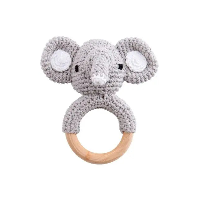 Les Anneaux de dentition Animaux – bois et crochet présentent une charmante tête d’éléphant gris crochetée sur un anneau en bois, constituant un adorable jouet de dentition pour bébé sur un fond blanc immaculé.