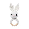 L'Anneau de dentition Animaux – bois et crochet est un charmant hochet lapin crocheté avec des oreilles blanches, un visage brodé et un anneau en bois, mêlant l'art du crochet au bois naturel pour une touche apaisante.