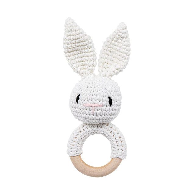 L'Anneau de dentition Animaux – bois et crochet est un charmant hochet lapin crocheté avec des oreilles blanches, un visage brodé et un anneau en bois, mêlant l'art du crochet au bois naturel pour une touche apaisante.