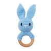 Les « Anneaux de dentition Animaux – bois et crochet » sont un adorable lapin bleu crocheté avec un anneau en bois, de longues oreilles et un visage simplement cousu.
