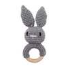 L'Anneau de dentition Animaux – bois et crochet est un charmant anneau de dentition en forme de lapin gris crocheté doté de longues oreilles et d'un manche en anneau en bois, idéal pour apaiser les gencives des tout-petits avec un design adorable et fonctionnel.