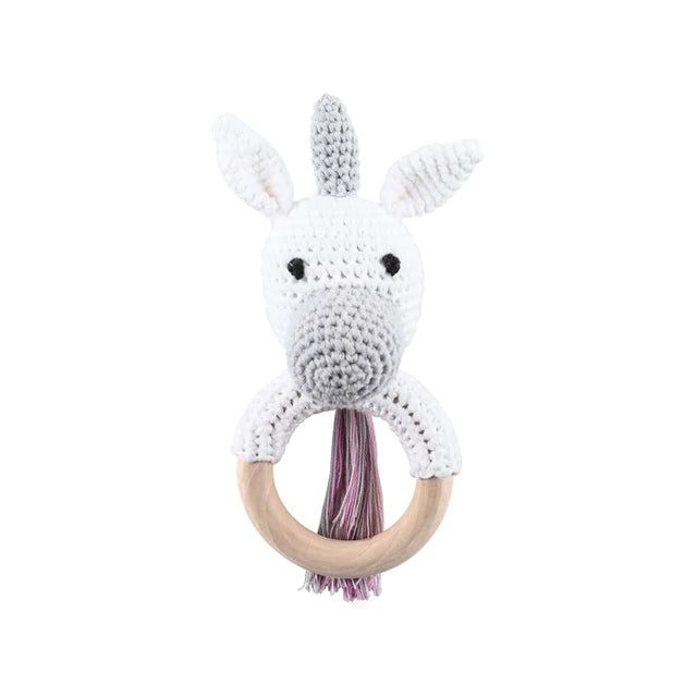 Découvrez les Anneaux de dentition Animaux – bois et crochet : un anneau de dentition licorne crocheté avec une tête, des oreilles et une crinière blanches et grises. Idéal pour les tout-petits qui découvrent la magie des anneaux de dentition.