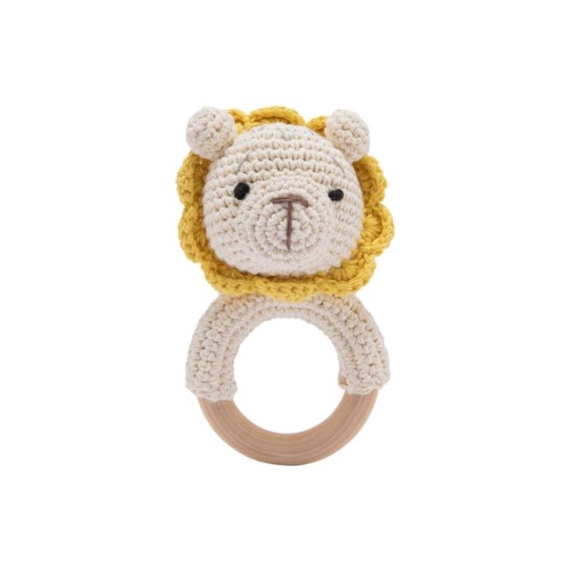 L'Anneaux de dentition Animaux de Bois et Crochet est un adorable hochet bébé lion crocheté, doté d'une poignée robuste en bois, idéale pour les petites mains. Alliant douceur et durabilité, il est parfait pour les bébés qui aiment les animaux.