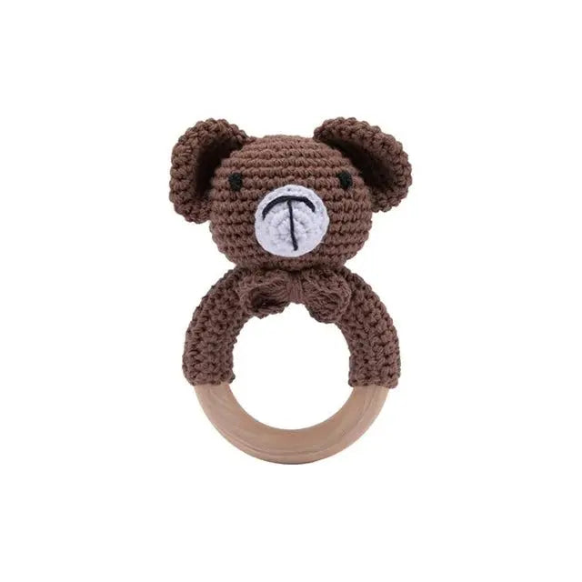 Les Anneaux de dentition Animaux – bois et crochet est un charmant hochet ours en peluche au crochet avec un anneau en bois lisse, idéal comme anneau de dentition.