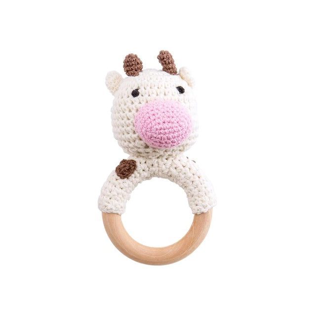 Les Anneaux de dentition Animaux – bois et crochet présentent un motif animal au crochet en blanc et marron doux avec un museau rose sur un anneau en bois, servant à la fois de charmant hochet pour bébé et de jouet de dentition pour le divertissement et le confort de votre tout-petit.