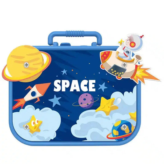 Une boîte à lunch bleue représentant un astronaute, des planètes, des étoiles et des fusées avec « ESPACE » bien en évidence encourage la créativité et l'exploration à l'heure du déjeuner. Inspiré de l'approche Boîte à outils Montessori munie d'une visseuse à piles.