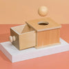 Une Boite de Permanence d'Objet Montessori - Balles en bois avec une balle dessus.