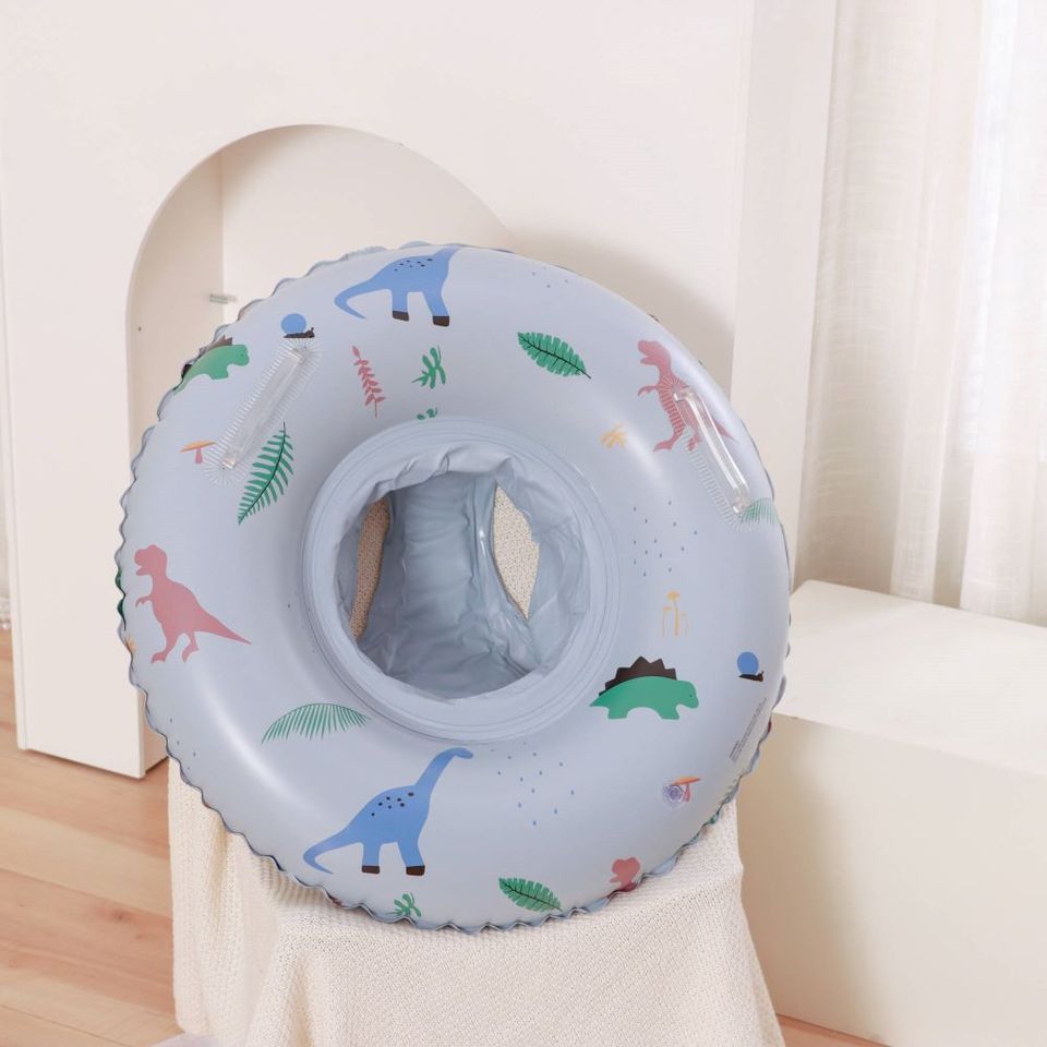 Une bouée gonflable bleue avec des dinosaures dessus adaptée aux enfants de Bouée Gonflable 5 ans à 9 ans (20-40 Kg).