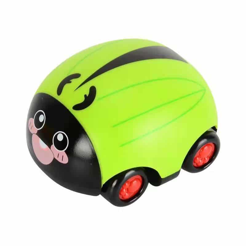 Une propulsion chenille de traction verte avec des roues noires et un scarabée noir dessus.