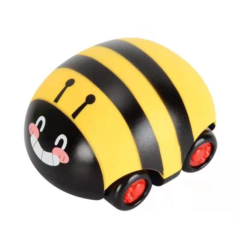 Une chenille de traction propulsion avec une abeille dessus.