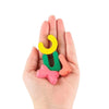 Une main tient quatre lettres en mousse vibrantes : un C jaune, un U vert, un X rouge et un T rose. Ces lettres colorées évoquent les outils Planche Montessori – Math et anglais, apparaissant sur un fond blanc pour engager les jeunes apprenants dans des activités d'anglais amusantes.