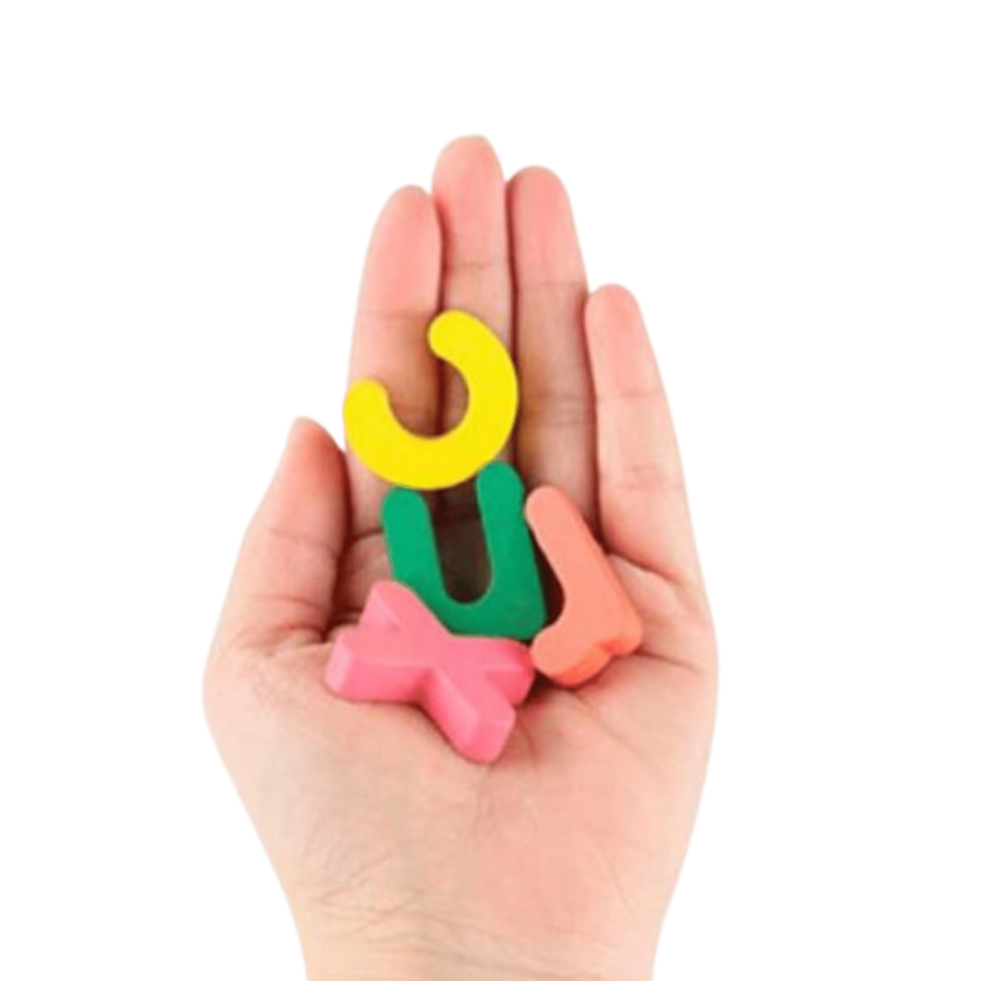Une main tient des lettres en mousse colorées : un « C » jaune, un « U » vert et un « X » rose, faisant écho à l'esprit d'apprentissage ludique de Planche Montessori – Chiffres et anglais.