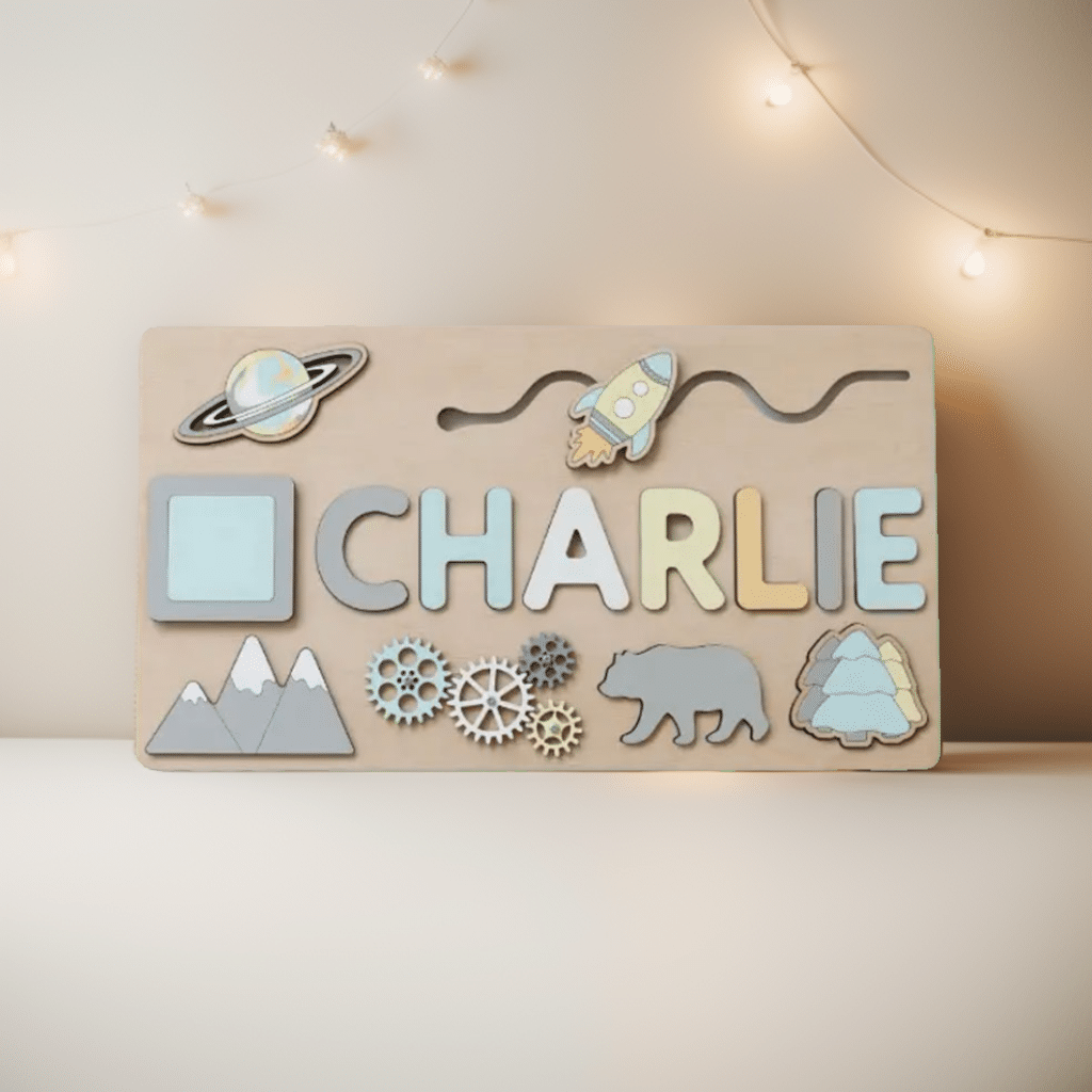 Puzzle en bois personnalisé au nom de "Charlie" orné de lumières.