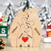 Le Puzzle Personnalisé De Famille D'ours En Bois présente des pièces en bois portant les prénoms William, Emma, Charlotte, James et Sophia. Au centre, un cœur rouge ajoute une touche d'amour.