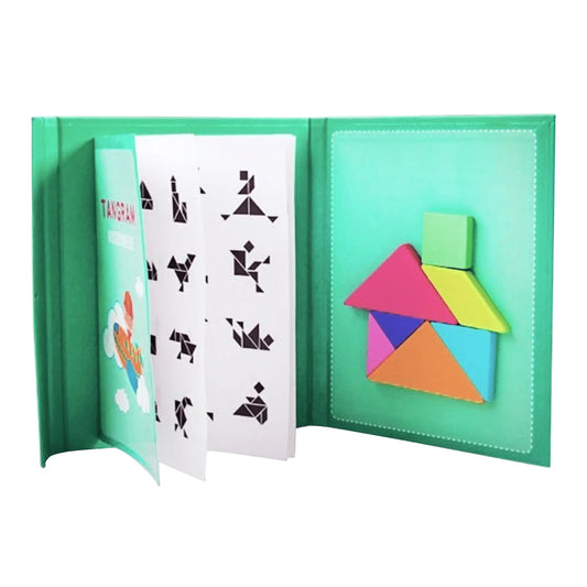 Un Livre vert de Puzzle Tangram ouvert présente des pièces de tangram vibrantes disposées en forme de maison d'un côté et des instructions de dessin de l'autre.