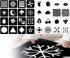 Une personne aux manches blanches interagit avec des cartes noires et blanches à contraste élevé de la carte pour bébé Jouet Montessori Imagier, comportant des symboles comme des flocons de neige et des fruits pour améliorer la stimulation visuelle pour le développement sensoriel.