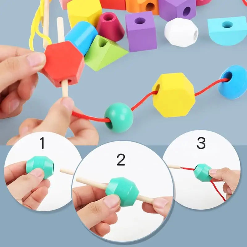 Une personne montre comment fabriquer un jouet en perles de bois avec le Jeu de Correspondance des Formes.