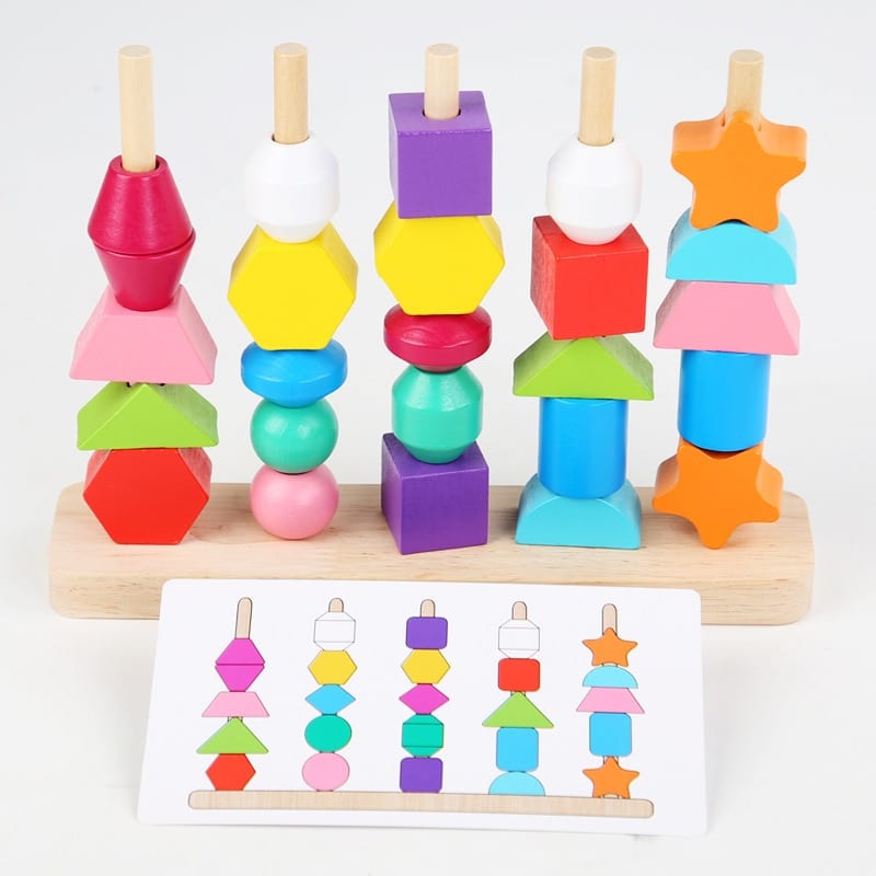 Un ensemble de blocs de bois colorés et une carte pour le Jeu de Correspondance des Formes.