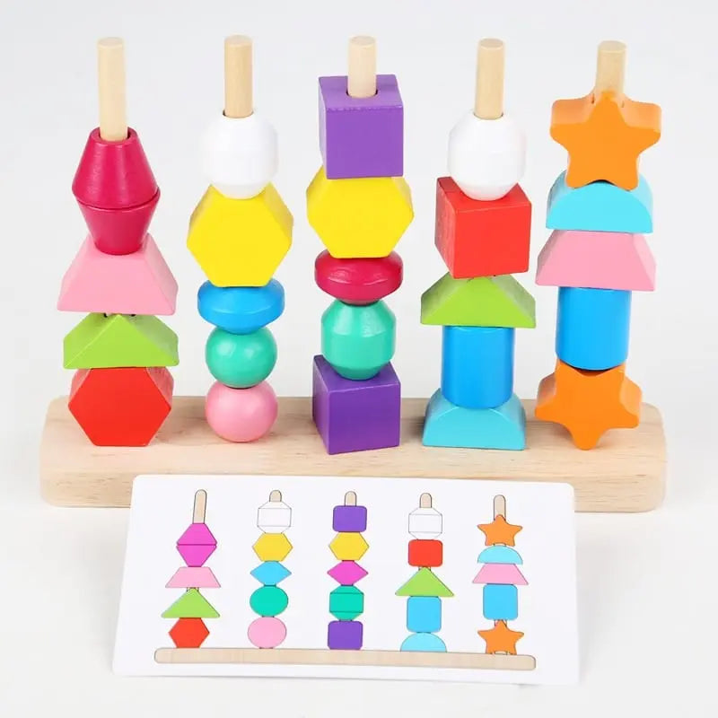 Un ensemble de blocs de bois colorés et une carte pour le Jeu de Correspondance des Formes.