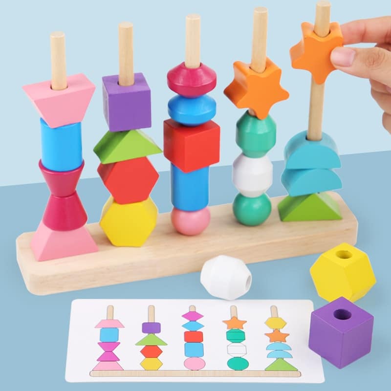 Le Jeu de Correspondance des Formes est tenu par une main.