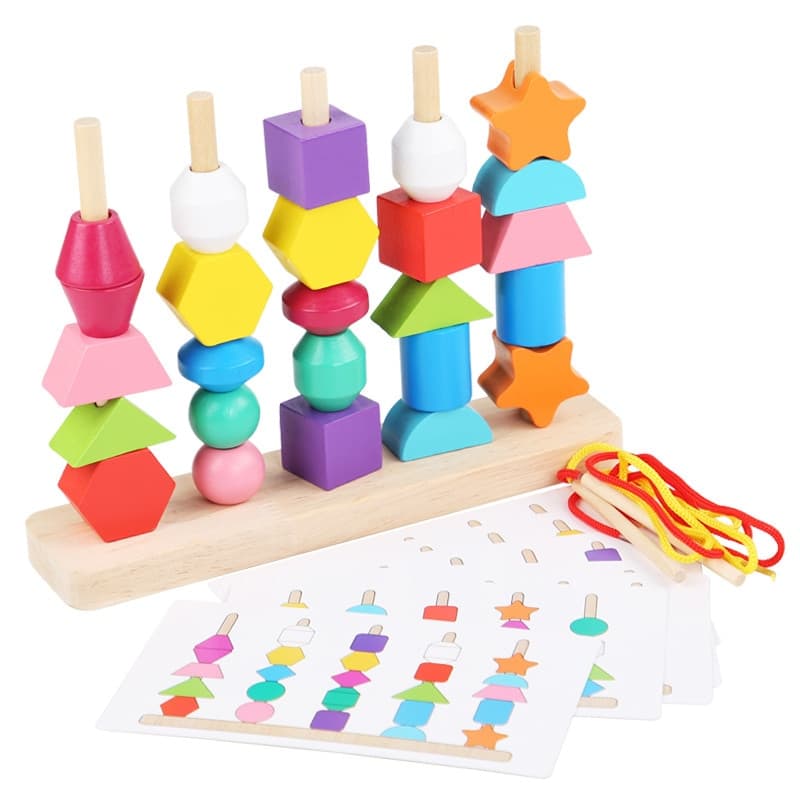 Jeu de correspondance des formes en bois avec des formes colorées et des cartes.