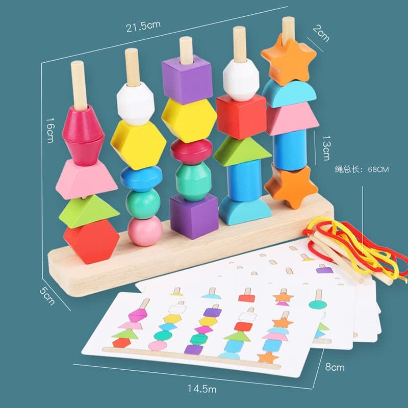Un jouet en bois du Jeu de Correspondance des Formes aux formes et couleurs variées.