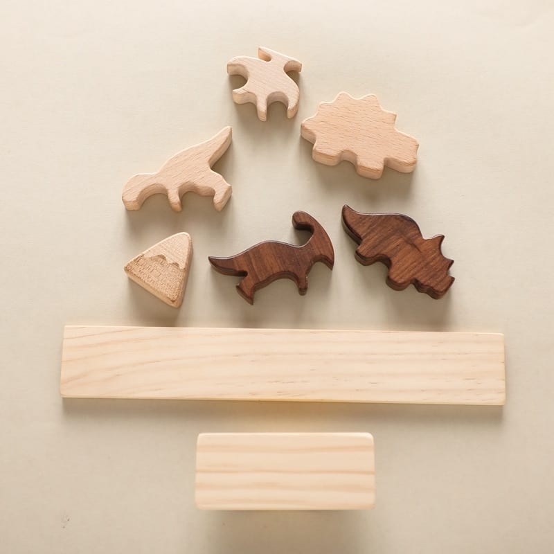 Jeux d'Équilibre Animaux et Dinosaure en Bois, un ensemble de jouets en bois mettant en scène des animaux et des dinosaures en équilibre.