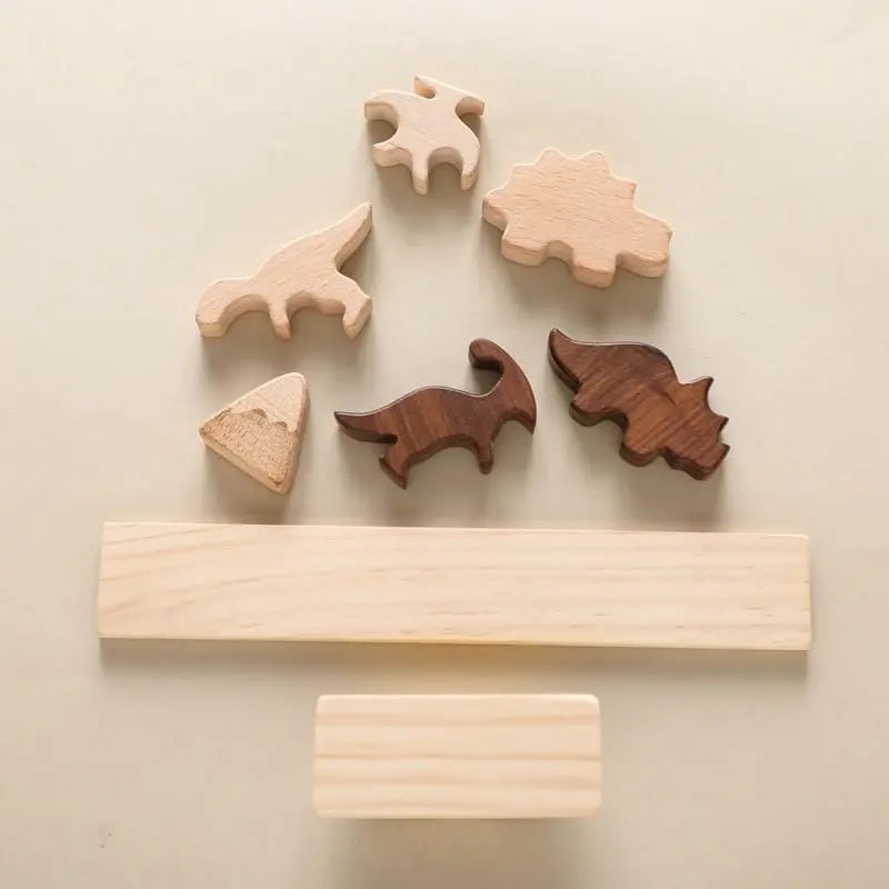 Jeux d'Équilibre Animaux et Dinosaure en Bois, un ensemble de jouets en bois mettant en scène des animaux et des dinosaures en équilibre.